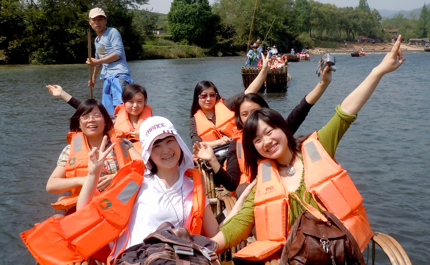 武夷山煙雨初歇，九曲溪清波漣漪